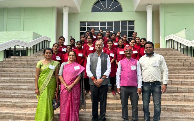 Girl students who reached the Vidhan Sabha educational tour met Parliamentary Affairs Minister Brijmohan Agarwal. Peaceful running of the Vidhan Sabha is a matter of great responsibility, Brijmohan Agarwal, Chhattisgarh, Khabargali.
