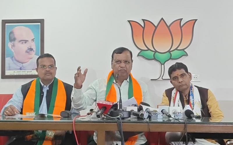 Farmers will be given the difference amount on March 12, Sports Minister Tankram Verma, BJP State Vice President Shivratan Sharma, State Media co-in-charge Anurag Aggarwal, Chhattisgarh, Khabargali.