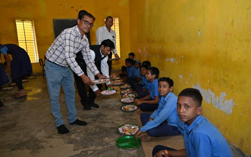 Teacher Dr. Arun Verma invited children in Rewarih school and served Chhappan Bhog in the feast, under Prime Minister Poshan Shakti Nirman Yojana, Holi Milan celebration and farewell program of 8th class children in Govt. Pre. Middle School Rewarih, Block- Palari, District- Balodabazar, Chhattisgarh, Khabargali