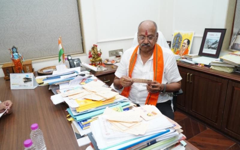 Education Minister received innocent letters from primary school girls, under the Beti Bachao Beti Padhao campaign, primary school girls sent letters to School Education Minister Brijmohan Aggarwal, Chhattisgarh, Khabargali