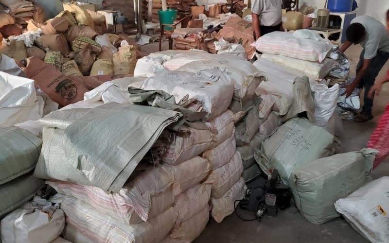 2800 kg carry bags seized from illegal plastic manufacturing and factory sealed, action taken by Chhattisgarh Public Works Department Regional Office Raipur, compensation will also be recovered for damage caused to the environment, M/s Vishwamitra Packaging Sondongri Raipur, Satyakarma Welfare Foundation Society, Superintendent Engineer A.C. Malu, Regional Officer P.K. Rabde, Environment Protection Act, Chhattisgarh, Khabargali