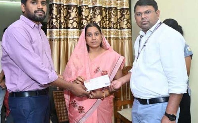 Municipal Corporation Commissioner handed over a cheque of 15 lakhs to Neelu Verma. After the demise of late Shri Ajay Verma, who was posted on Lok Sabha election duty, Election Commission gave ex-gratia compensation, Raipur, Chhattisgarh, Khabargali