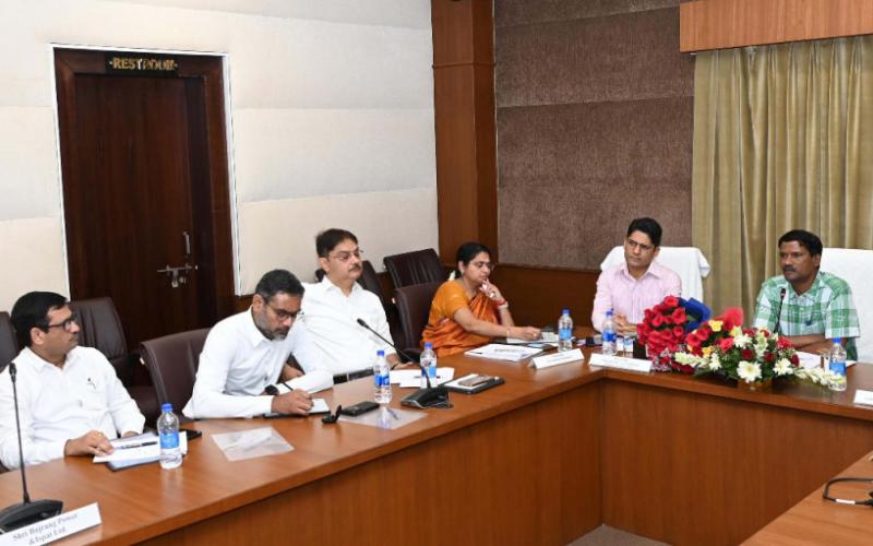 Chhattisgarh is the leading state in the country in terms of availability of mineral resources and mining activities, Union Mineral Secretary Shri V.L. Kanta Rao, Secretary of Mineral Department Shri P. Dayanand, Revenue Secretary of Chhattisgarh Shri Avinash Champawat, Secretary of Environment Department Smt. R. Sangeeta, Director of Mineral Department Shri Sunil Jain, Joint Director of Mineral Department Shri Anurag Diwan, Raipur, Khabargali