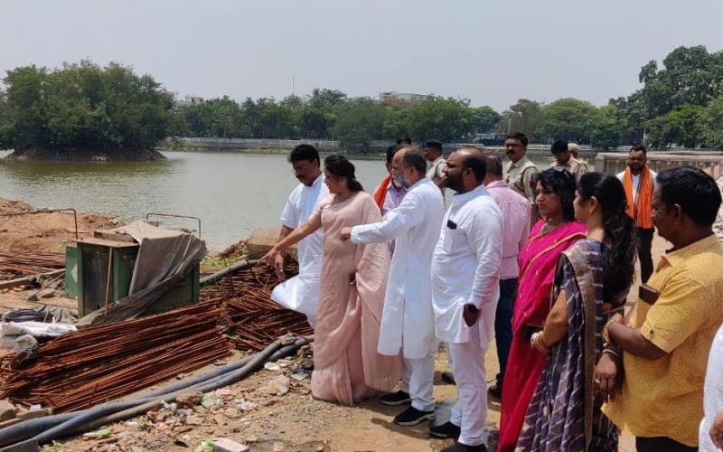 A large part of Karbala pond got filled up and the corporation did not even know about it, Chaubey Colony Swami Atmanand Sarovar, Raipur, Chhattisgarh, Khabargali