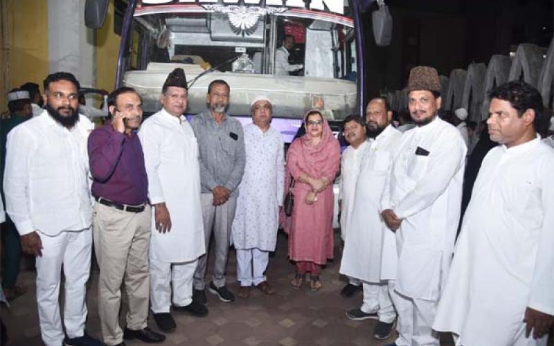 288 Hajis of the state left for Haj Safar, Chhattisgarh State Committee Chairman Mohammad Aslam Khan, Haj Committee Executive Officer Secretary Dr. Sajid Ahmed Farooqui, Haj Committee members Imran Khan, Mohammad Imran, Dr. Mrs. Rubina Alvi, Haji Abdul Razzaq Khan, Maharashtra Haj Committee Chairman Asif Usman Khan, Chhattisgarh, Khabargali