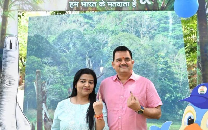 During the third phase of voting for the Lok Sabha elections 2024, Secretary to the Chief Minister and Public Relations Secretary Shri P. Dayanand along with his wife Smt. Shailaja exercised his franchise at Adarsh ​​​​polling station number 52 of Devendra Nagar Officers Colony Raipur, Chhattisgarh, Khabargali