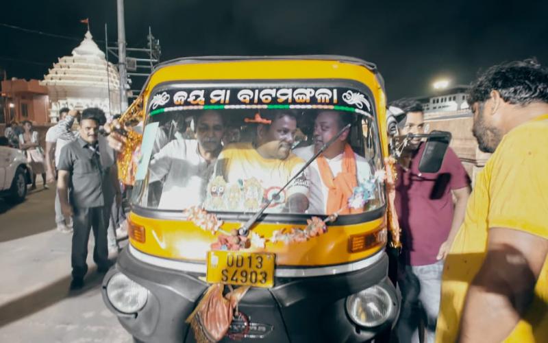 Before PM Modi's roadshow, BJP's unique campaign on the streets of Puri, Sambit Patra and Rajesh Munat took an auto ride, told the people of Puri about Modi's guarantee, Khabargali