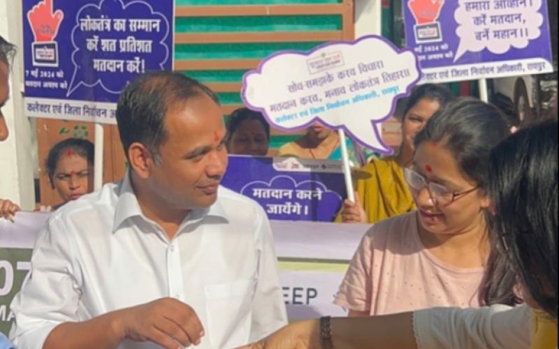 Collector Gaurav Singh invited Chief Secretary Mr. Amitabh Jain to vote by giving him yellow rice, Raipur, Chhattisgarh, Lok Sabha elections, Khabargali