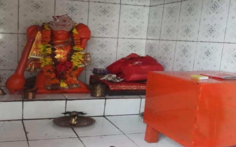 Thieves took away the old donation box filled with money by keeping a new one in a temple in Raipur, a unique case of theft in Boriyakla of Muzgahan police station area, the thief took away the donation box filled with money, Khabargali