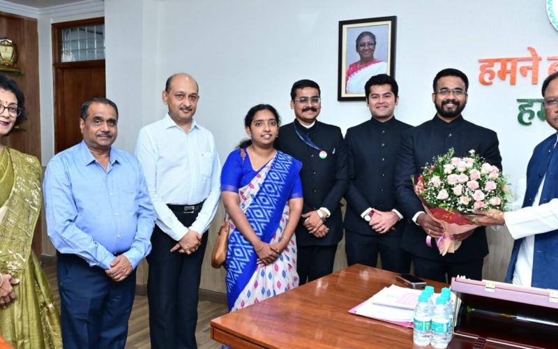 IAS officers of 2023 batch met Chief Minister Vishnudev Sai... cmvishnudev cgnews hindi news raipur news politics news cm vishnudev khabargali 