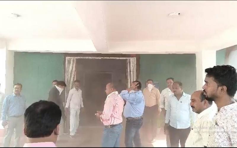 employees beat up media persons during coverage...  raipurenews cg news 