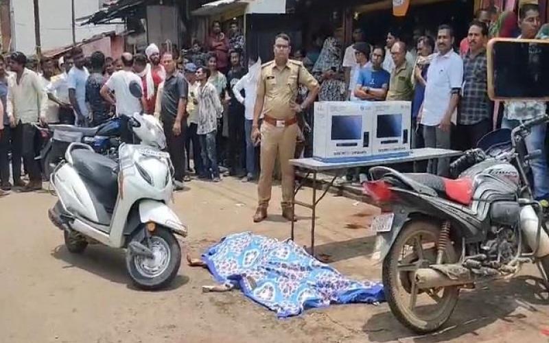 In Chhattisgarh, a college girl was stabbed in broad daylight, people kept watching as spectators  21 year old college student Ranjana Yadav daughter of Rajendra Yadav stabbed to death in front of State Bank in residential area of ​​Gaurela police station area of ​​GPM district, accused Durgesh Prajapati, Khabargali