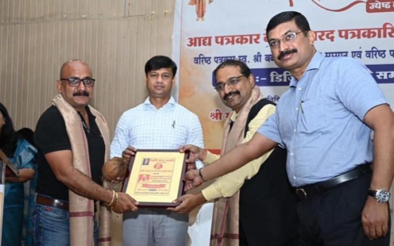 Journalists were honored on Narada Jayanti, the main speaker was Makhan Lal Chaturvedi, Vice Chancellor of National Journalism University, Bhopal, K.G. Suresh gave address...
