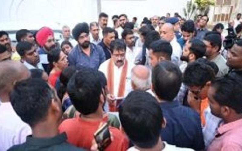 Martyr families on indefinite strike, protesting with these 6-point demands...  raipurnews cg news hindinews latestnews cg news bignews hindinews khabrgali 