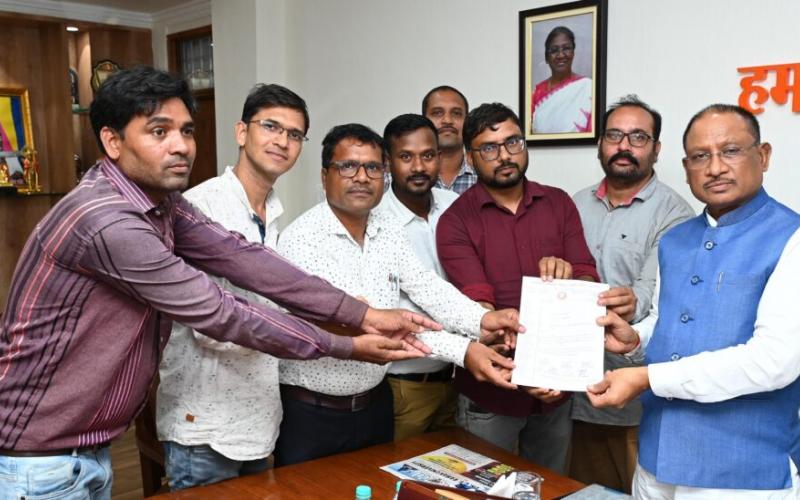 To resolve the salary discrepancy, the delegation team met the Chief Minister and submitted a memorandum... Latest news Hindi news cg news khabargali 