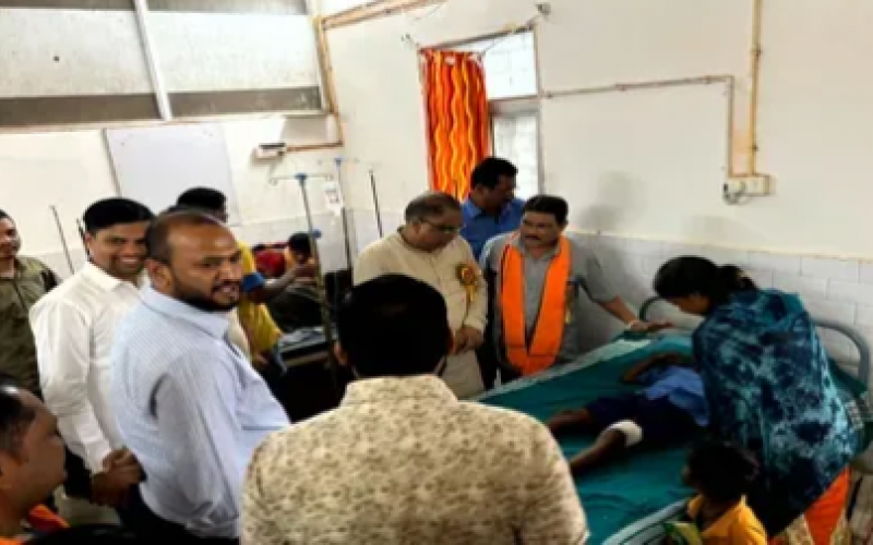 School roof collapsed after rain, 5 children injured and admitted to hospital... chhattisgarh news jagdalpur news big news khabargali 