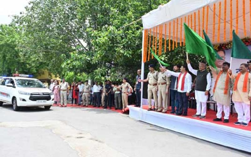 Chief Minister Vishnu Dev Sai, reducing road accidents is the top priority, will improve traffic system by making maximum use of high-tech system -, Deputy Chief Minister Vijay Sharma, Forest Minister Kedar Kashyap, MP Santosh Pandey, MLA Anuj Sharma, Director General of Police Ashok Juneja, Interceptor Vehicle, Raipur, Chhattisgarh, Khabargali