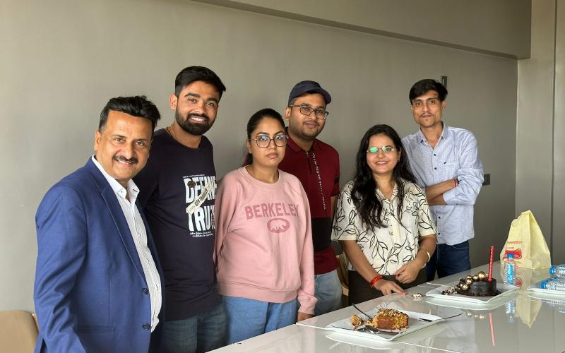 Celebrated success by cutting cake after becoming a CA from Tarwani & Associates, CA Chetan Tarwani, Raipur, Chhattisgarh, Khabargali
