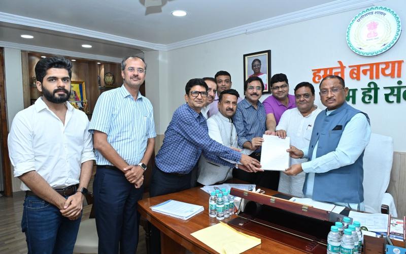 An impressive memorandum regarding GST was presented by the Vyapari Ekta Panel to Chief Minister Vishnu Dev Sai, Finance Minister O P Choudhary, Chhattisgarh GST Commissioner Rajat Bansal, Chetan Tarwani, Shri Chand Sundarani, Yogesh Agarwal, Saral Modi, Industry Chamber Anil Nachrani, Vijay Jhawar, Dharmveer Nachrani, Umesh Agarwal, Vikas Agarwal, J P Agarwal, Khabargali