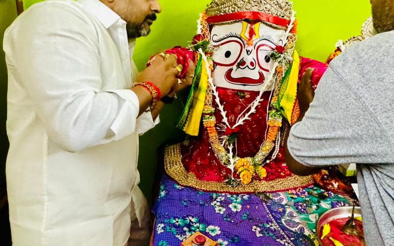 Lord Jagannath's Rath Yatra was organized at Lily Chowk in which former president of Chhattisgarh Building and Other Construction Workers Welfare Board Sushil Sunny Agarwal along with his family participated, Pandit Sanjay Joshi, Sachin Sharma, Raipur, Chhattisgarh, Khabargali