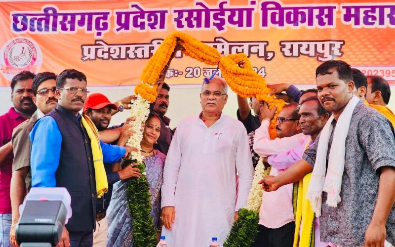 Bhupesh Baghel, Sushil Sunny Agarwal, former president of Chhattisgarh Building and Other Construction Workers Board, Raipur, Chhattisgarh, Khabargali attended the state level convention of Cook Development Federation