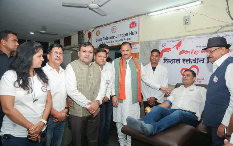 Mega blood donation camp organized at Mekahara Hospital, 152 units of blood donated, Helping Hands Club Foundation organized, Raipur, Chhattisgarh, Khabargali