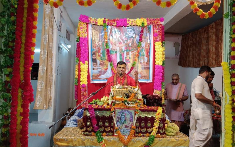 Shivanand Maharaj Ji narrated the story of Indian knowledge and renunciation in the first day's story. Devotees gathered in large numbers in the Kalash Yatra of the story of Shri Shiv Mahapuran in Shri Siddhivinayak Shiv Sai Hanuman Temple, Gayatri Nagar, Raipur, Chhattisgarh, Khabargali