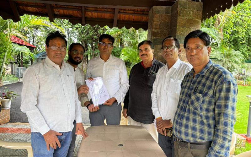 In the meeting of the delegation of Employees Officers United Front with Finance Minister OP Chaudhary, consensus was reached on giving 4% DA from the due date, State Convenor of Chhattisgarh Employees Officers Federation Anil Shukla, President of Ministerial Employees Union Mahendra Singh Rajput, Patron Tirath Lal Sen, State President of Chhattisgarh State Health Employees Union Alok Mishra, State President of Clerical Class Government Employees Union Sanjay Singh, State Spokesperson Devashish Das, State P