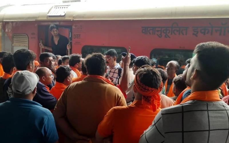 Kanwariyas created ruckus in Bilaspur zonal station, got angry due to separation of coaches  latestnews  hindinews cg news bilaspurnews  hindinews khabargali 
