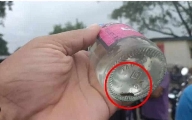  A worm was found in a liquor bottle, there was a huge uproar, people said that adulterated liquor was being sold with worms...  latestnews hindnews bignews  khabargali  