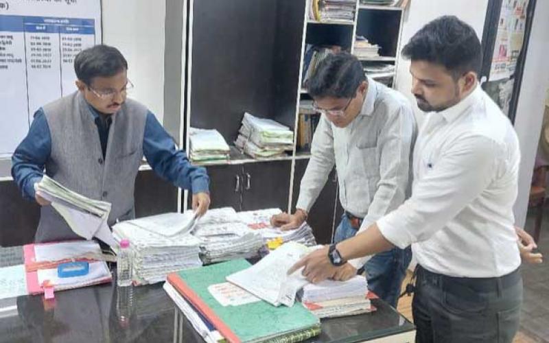 Divisional Commissioner served notice to SDM for keeping the order pending, instructions to conduct early hearing on revenue related cases, Divisional Commissioner Mahadev Kavre conducted surprise inspection of Sub Divisional Revenue Officer and Tehsil Office, Raipur, Chhattisgarh, Khabargali