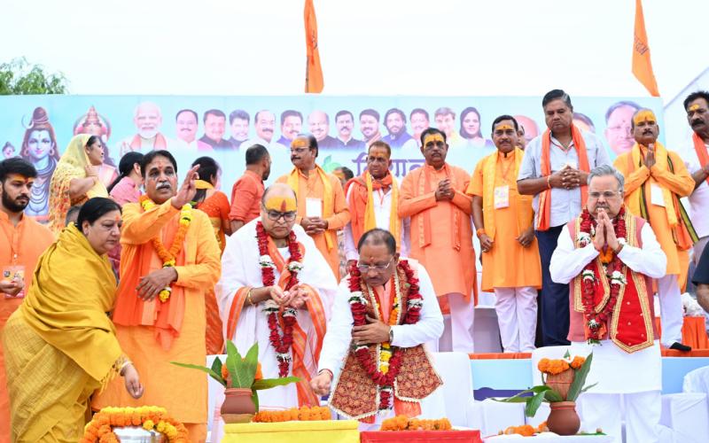 Grand Kanwar Yatra started in Raipur, CM Vishnudev Sai, former CM Raman Singh took Kanwar, grand event is organized every year under the leadership of Moonat, Kanwar Yatra lasted for 6 hours, Shiva devotees performed Jalabhishek of Hatkeshwarnath, Raipur, Chhattisgarh, Khabargali
