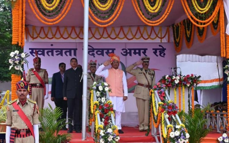 CM Sai said- The country got independence due to the hard struggle of freedom fighters, Chief Minister Shri Sai was addressing the people of the state after flag hoisting in the main Independence Day function held at Police Parade Ground in capital Raipur today., Raipur, Chhattisgarh, Khabargali