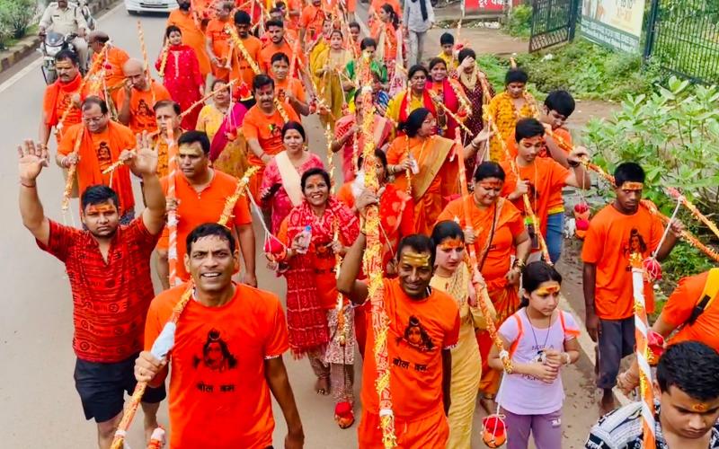 ​    ​A procession of Kanwariyas started from Gayatri Nagar... Kanwar Yatra started from Mahadev Ghat, Gayatri Nagar, Sales Tax Colony, Pink City, Steel City and Vijay Nagar, Raipur, Chhattisgarh, Khabargali