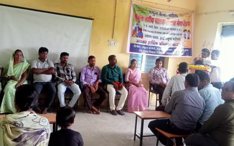 Cluster level parent-teacher mega meeting organized in High School Charoda, cluster principal Mrs. Kavita Dhruv did it. Chief guest Charoda Sarpanch Charandas Kosle and special guest Deputy Sarpanch Sitaram Sahu, Patwari Mrs. Mamta Sahu, Patwari Tarun Verma, Rewarih Sarpanch P. Pokhan Sahu, Dr. Gajendra Nishad, Teacher Dr. Arun Kumar Verma, Chhattisgarh, Khabargali