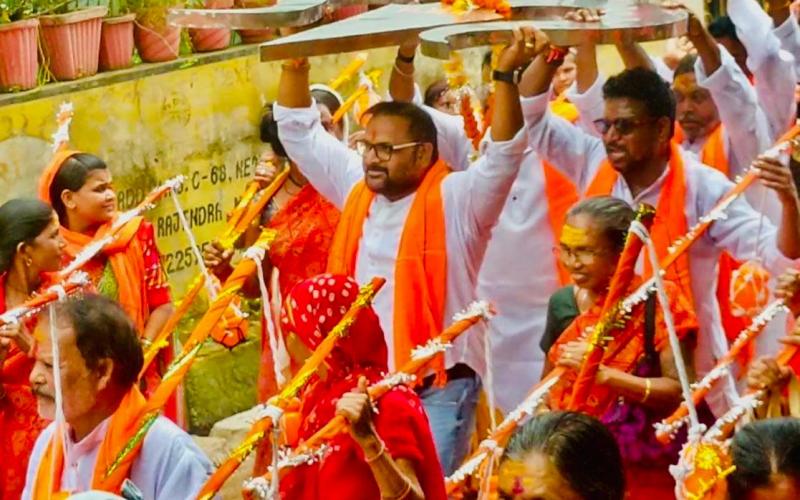 Sushil Sunny Agrawal participated in Kanwar and Trishul Yatra, Kanwar and Trishul Yatra organized from Durga Temple in Priyadarshini Nagar to Govardhan Chowk Canal Road to Hatkeshwarnath Temple Mahadev Ghat Raipur, Raipur, Chhattisgarh, Khabargali
