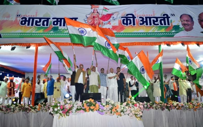Raipur immersed in patriotism, BJP took out Tricolor Rally under the leadership of Munat, the capital was filled with patriotism with the huge Tiranga Yatra, youths danced to patriotic songs, many big leaders including Chief Minister Vishnudev Sai participated in the grand Aarti of Bharat Mata, Chhattisgarh, Khabargali