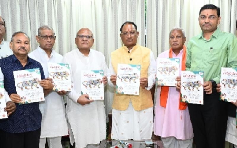 World Guru's goal will be accomplished through Swadeshi Campaign- Vishnudev Sai, release of Swadeshi Mela's brochure, Fair Manager of Indian Marketing Development Center Subrata Chaki, State Convenor of Swadeshi Jagran Manch and State Coordinator of Swavalambhi Bharat Abhiyan Mr. Jagdish Patel, Mr. Praveen Masheri, Mrs. Sheela Sharma, Mr. Yugbodh Agrawal, Mr. Amar Bansal, Mr. Amarjit Singh Chhabra, Mrs. Suman Mutha, Mr. Naveen Sharma, Bilaspur Division Convenor Dr. Sushil Shrivastava, Dr. Prafull Sharma, Di