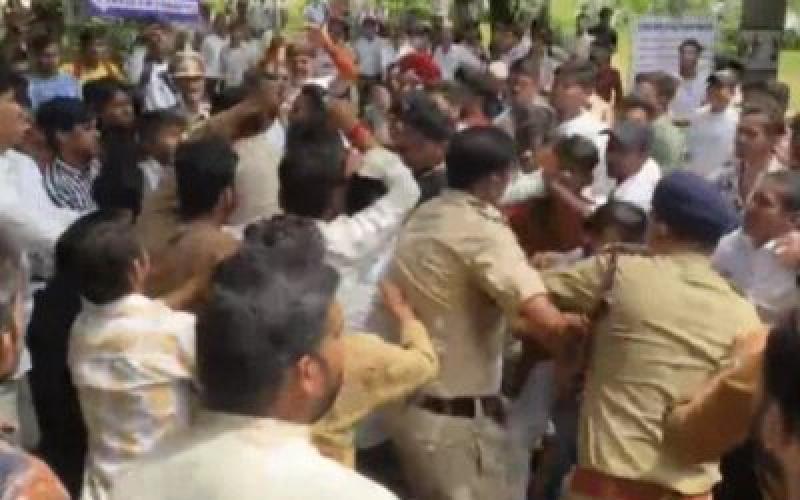 Ruckus between ABVP and NSUI workers in Chhattisgarh college, policemen also beaten up  cg news raipurnews chhattisgarhnews  hindinews cg latestnews khabargali 