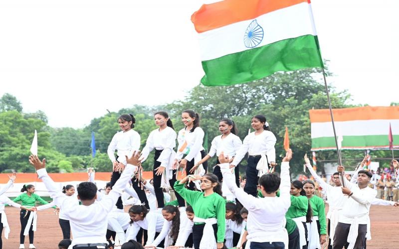 On Independence Day, an attractive cultural program at the Police Parade Ground, presentation by the bagpiper band was the center of attraction... cg news  hindi news khabargali 