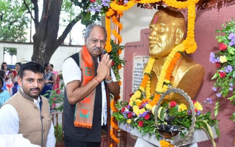 Brijmohan Agrawal attended the death anniversary function of late employee leader Shri Anirudh Singh Thakur, food was served to all the school children in Kushalpur, Raipur, Chhattisgarh, Khabargali