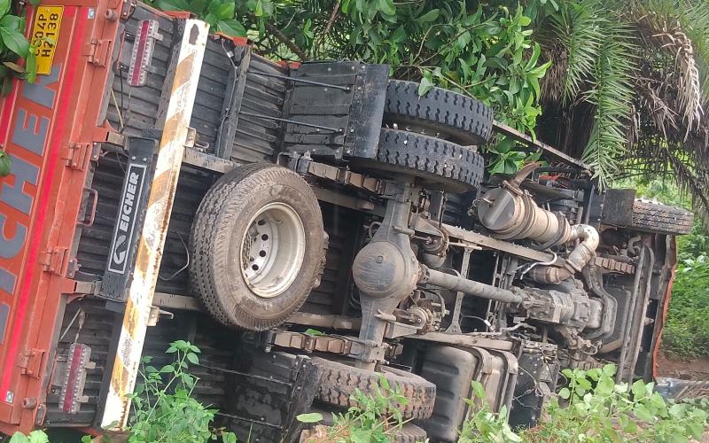 Truck loaded with CRPF soldiers went out of control and overturned, three soldiers injured... Cg news big news latest news khabargli 