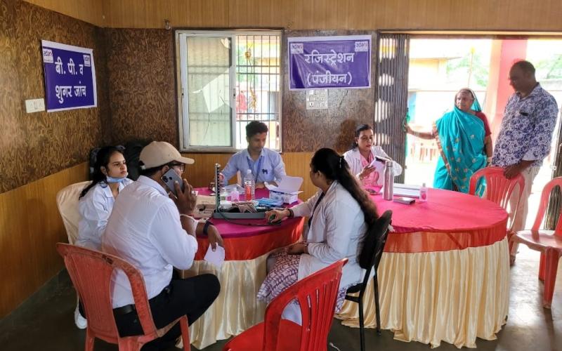 Adani Foundation organized a huge health camp, specialist doctors conducted free health checkup and treatment of more than 400 villagers, Chhattisgarh, Khabargali