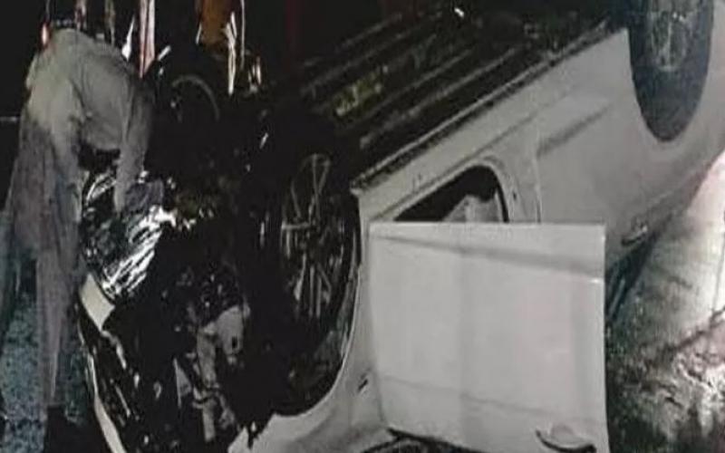 Late night accident in the capital, car collides with divider, 3 people injured... cg news latestnews cgbignews raipurnews accident news khabargali 