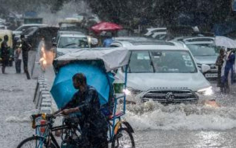 It has been raining continuously for 1 hour in the capital, two people died due to lightning...  cg news latest news cg bignews khabargali 