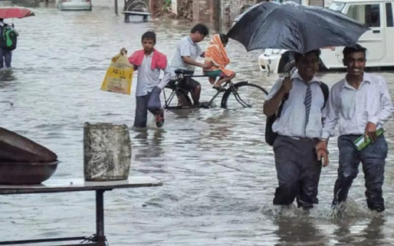 Schools closed today in many districts of Chhattisgarh, heavy rain will continue for the next 3 hours... cg news weather news latestnews khabargali 