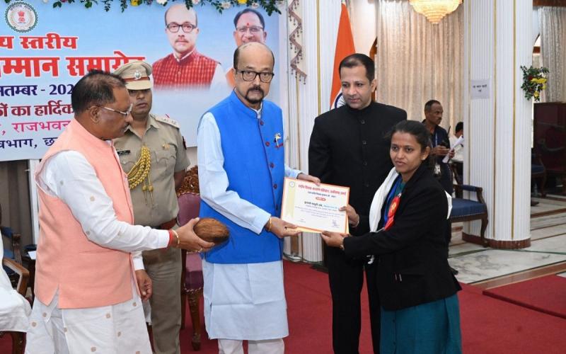 In the program organized at Raj Bhavan, the Governor said - The method of education has changed, now focus on quality...  cg news hindinews latesnews cg bignews hindinews khabargali 