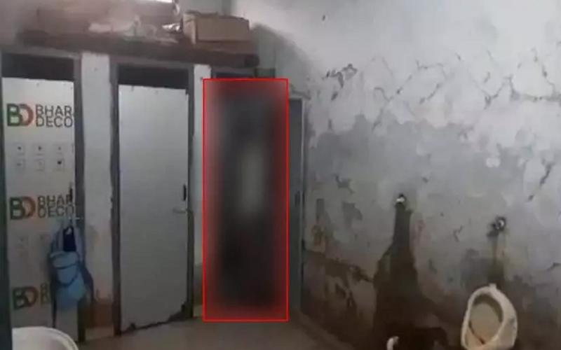 Student hanged himself in the toilet, sensation spread in the school... cg bignews hindinews cg news crime news khabargali   cg news hindinews cg bignew s