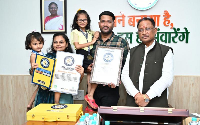 Two real sisters from Raipur made a world record, Worldwide Book of Records, Chief Minister blessed the daughters, 6 year old Bhavya Kotdiya remembers the names of inventors and 3 year old Bhavisha Kotdiya remembers the names of capitals of 100 countries, father Mr. Gaurav Kotdiya, mother Mrs. Namita Kotdiya, Raipur, Chhattisgarh, Khabargali
