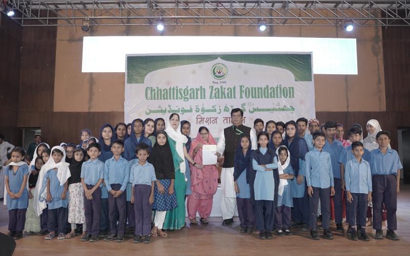 Chhattisgarh Zakat Foundation honored more than eight hundred students of Muslim community with scholarship cheques and medals, Commissioner of Central Income Tax and GST Department Abu Sama, Additional Superintendent of Police Asad Khan, Yunus Ali, Akram Siddiqui Nauman Akram Hamid, Syed Shakeel Ahmed, Syed Sadiq Ali, SM Hashim, Raipur, Chhattisgarh, Khabargali